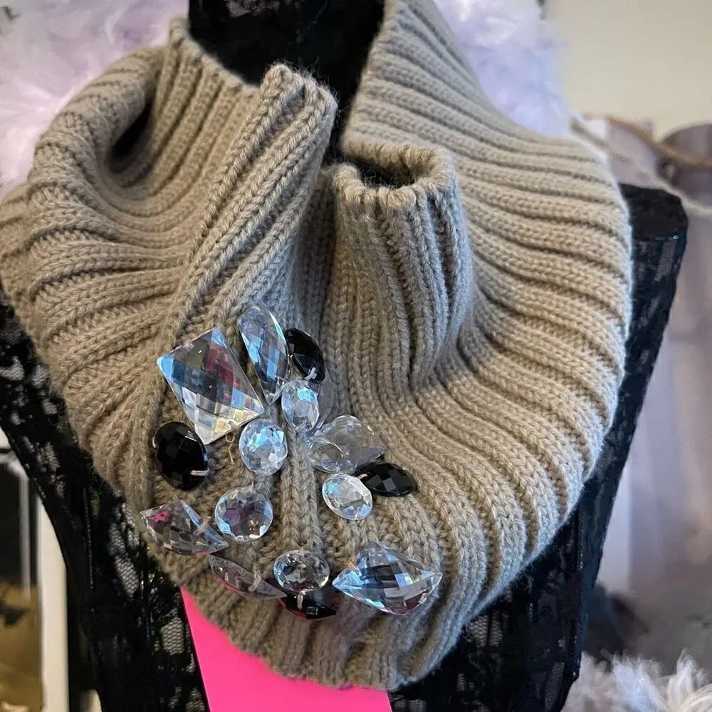 Betsey johnson
Tan knit w/jewel rhinestone crystal snood/scarf neck warmer - Picture 2 of 4